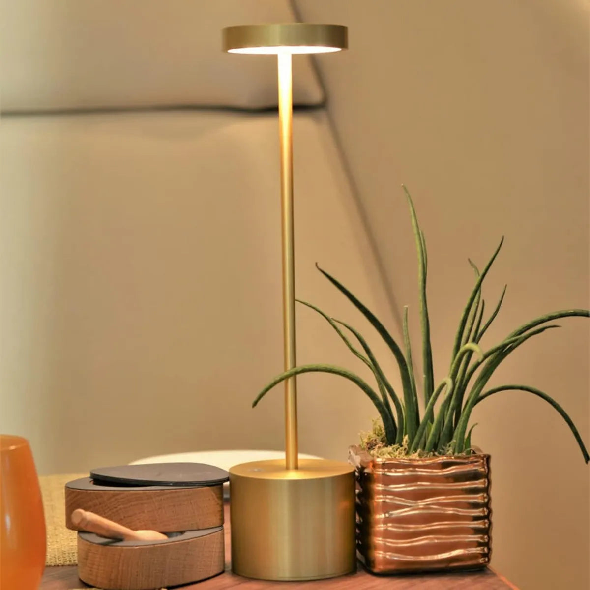 Lámpara De Mesa Luz Led Táctil Recargable Usb Restaurante Estructura Dorado